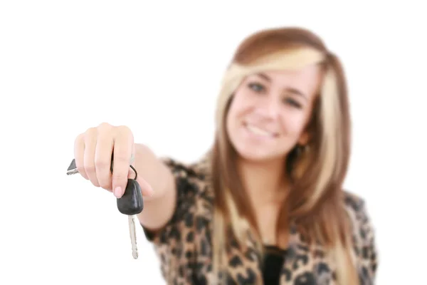 Молодая белая женщина с ключом от машины. Изображение с небольшой глубиной — стоковое фото