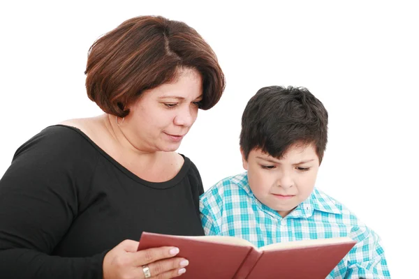 Mãe com o filho lendo o livro — Fotografia de Stock