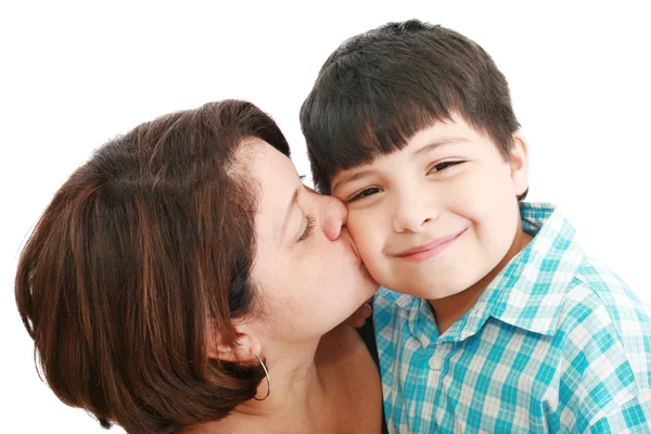 Entzückende Mutter küsst ihren schönen Sohn isoliert auf weißem Rücken — Stockfoto