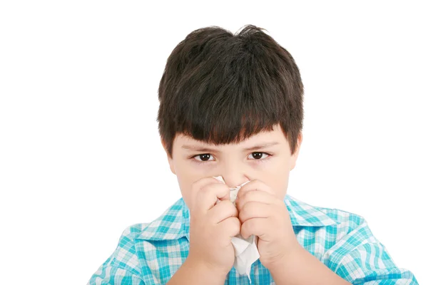 Bambino umano raffreddore influenza malattia tessuto che soffia naso — Foto Stock