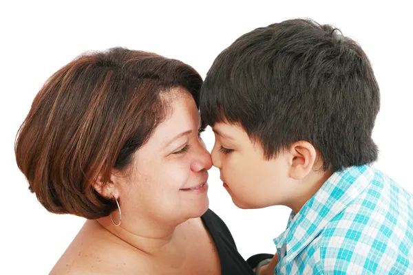 Mãe e filho prestes a beijar - isolados sobre branco — Fotografia de Stock