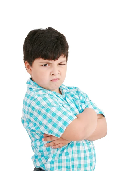 Серьезный маленький мальчик со сложенными руками, стоящий изолированный на белом — стоковое фото