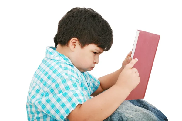 Jonge jongen probeert om zijn huiswerk te doen — Stockfoto