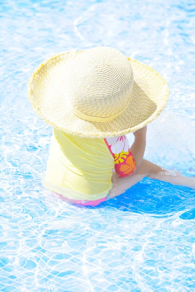 Fashion toddler girl playing in swimming pool — Stock Photo, Image