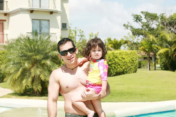 Pai e filha ao lado da piscina — Fotografia de Stock