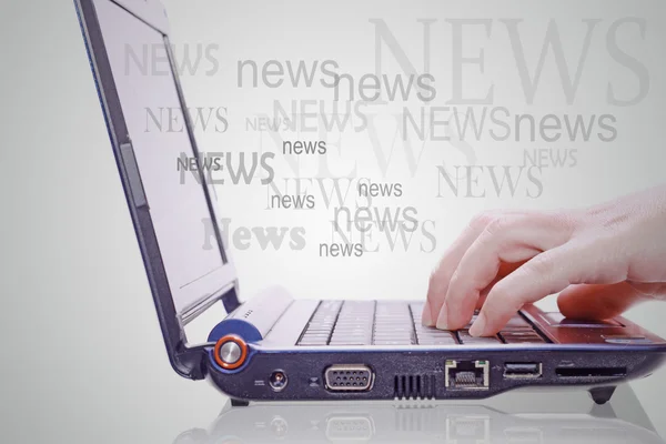 Imagen de la mano en el teclado del ordenador portátil con la palabra noticias fuera de t — Foto de Stock