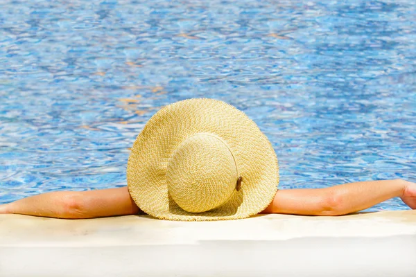 Mujer en sombrero relajante en vacaciones —  Fotos de Stock