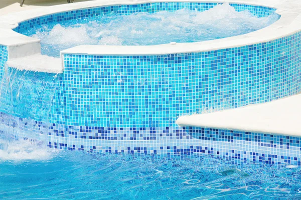 Lege zwembad met waterval jet en jacuzzi in actie — Stockfoto