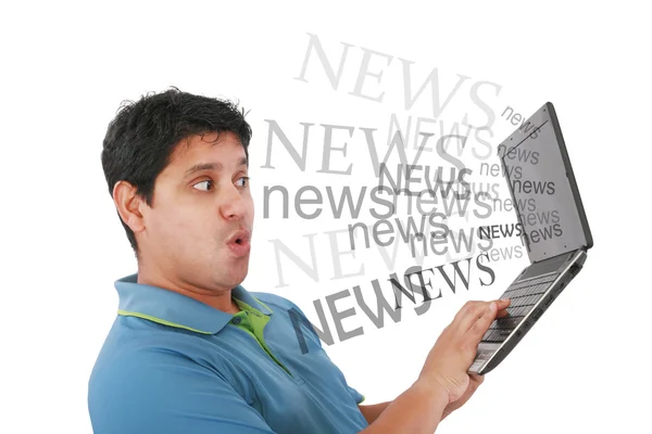 Hombre en el portátil con las noticias de la palabra que sale de la pantalla —  Fotos de Stock