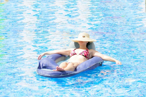 Femme au repos et bronzage dans la piscine — Photo