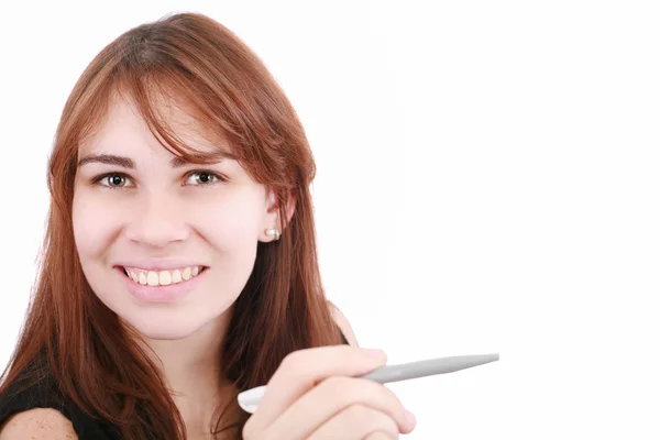 Portret van prachtige Glimlachende zakenvrouw met pen op kantoor. — Stockfoto