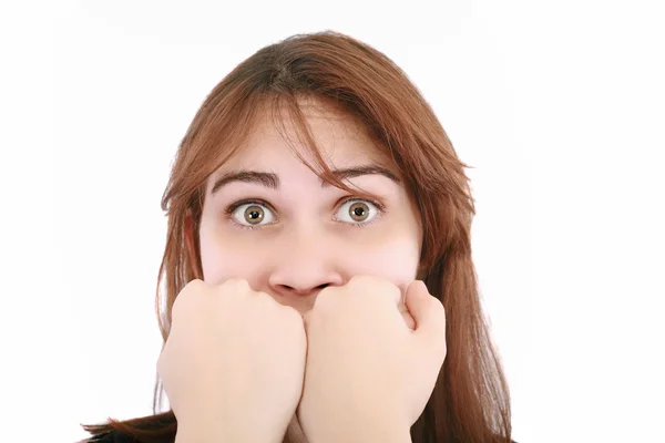 Налякана жінка кричить руками на роті ізольовано на білому — стокове фото