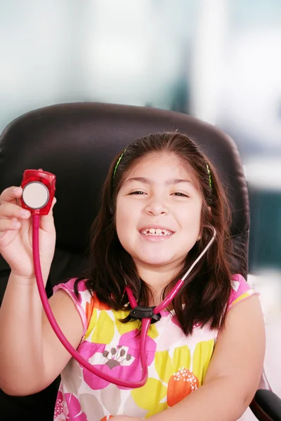 Linda niña está jugando médico con estetoscopio, ov aislado —  Fotos de Stock