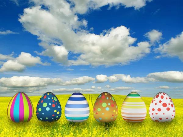Muchos huevos de Pascua de color sobre el fondo del cielo azul — Foto de Stock