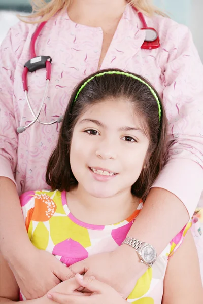 Miły lekarz z małą dziewczynką — Zdjęcie stockowe
