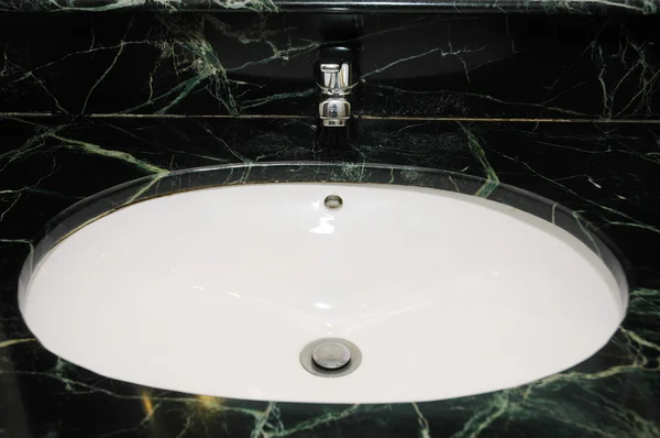 Vaschetta da bagno nella stanza di lavaggio — Foto Stock