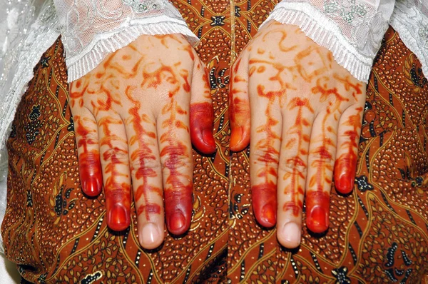 Traditionnellement la femme de tatouage de la main de la mariée Indonésie — Photo