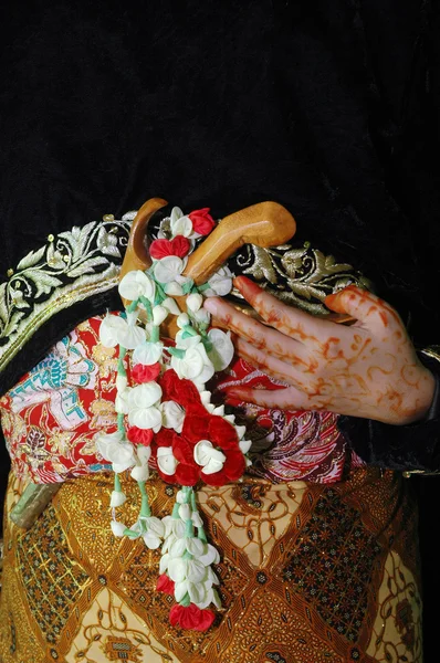 Keris är traditionella vapen av javanesiska Indonesien göms bakom midjan av en man — Stockfoto