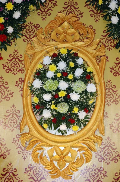 Blumenschmuck an der Wand bei Hochzeitsfeier — Stockfoto