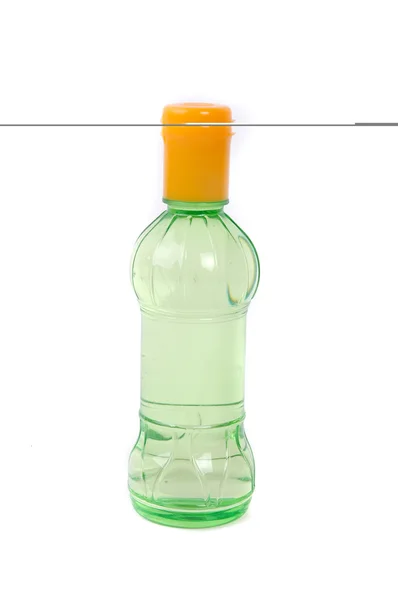 Uma pequena garrafa de plástico verde — Fotografia de Stock
