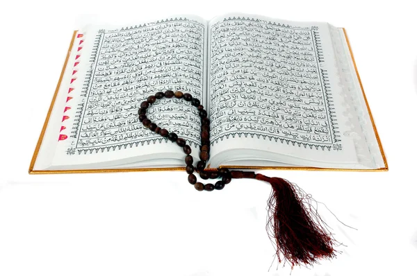 Al Quran and prayer beads — Stock Photo, Image