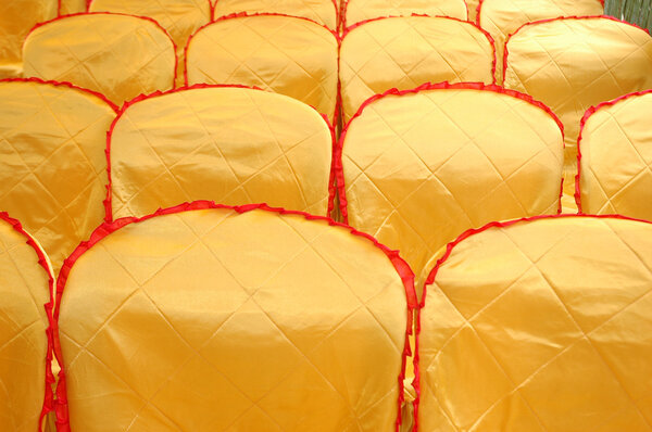 Ряды сидений с золотой желтой крышкой
