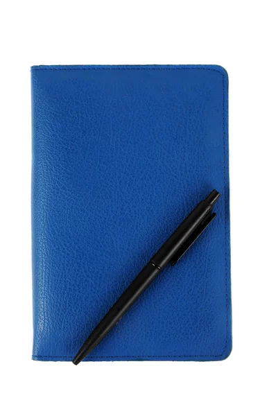 Закрытый синий кожаный блокнот и черная ручка — стоковое фото