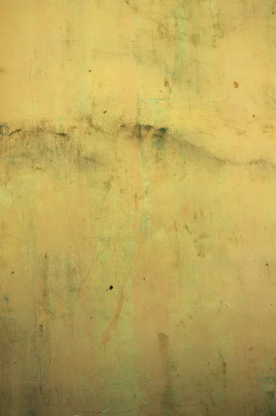 Ścianach murowanych z żółtej farby, która wygasła — Zdjęcie stockowe
