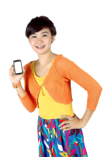 Una hermosa mujer muestra un teléfono móvil de pantalla táctil en su mano — Foto de Stock