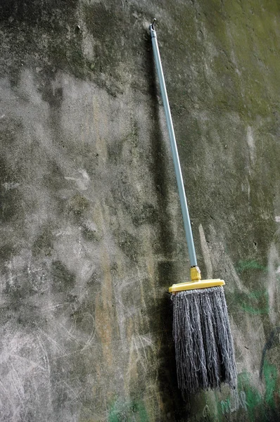 Mop agățat pe un perete — Fotografie, imagine de stoc