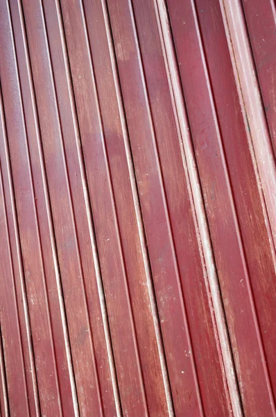Bordowy żelazne drzwi — Zdjęcie stockowe