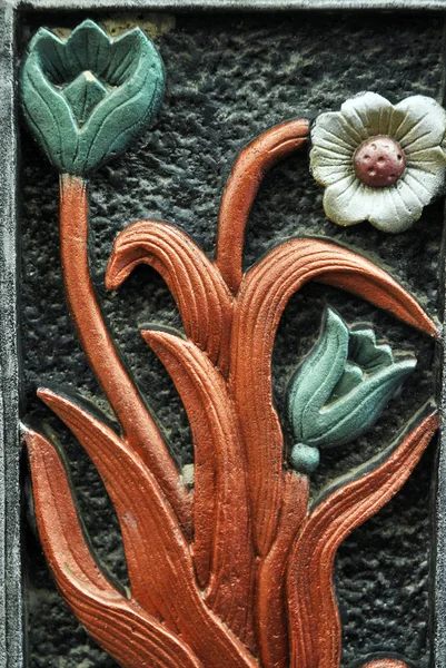 Kwiat w kształcie rzeźby na betonową ścianą — Zdjęcie stockowe