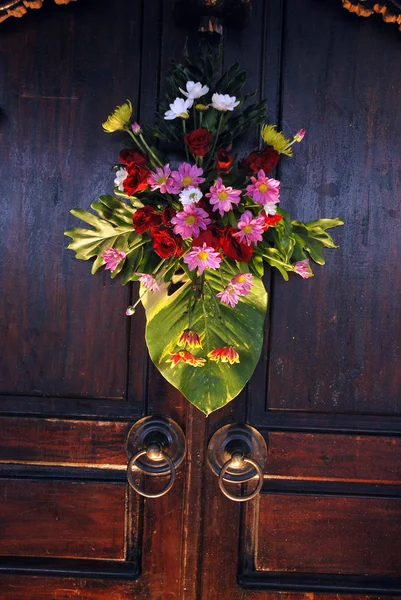 Arrangemang av blommor på väggen ombord — Stockfoto