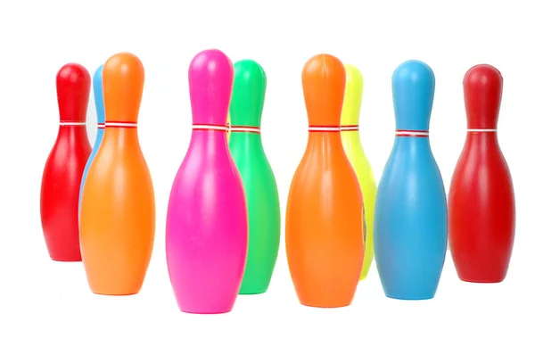 Rangée de quilles en plastique jouet coloré — Photo