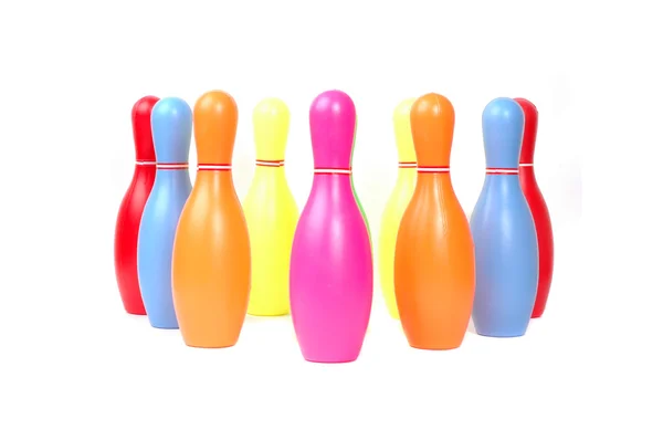 Rij van kleurrijke speelgoed plastic bowling pinnen — Stockfoto
