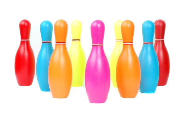 Fila de pinos de boliche de plástico de brinquedo colorido — Fotografia de Stock