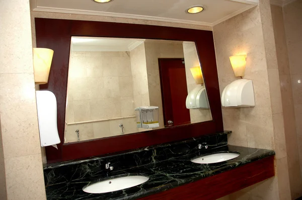 Quarto de banho em um hotel de luxo — Fotografia de Stock