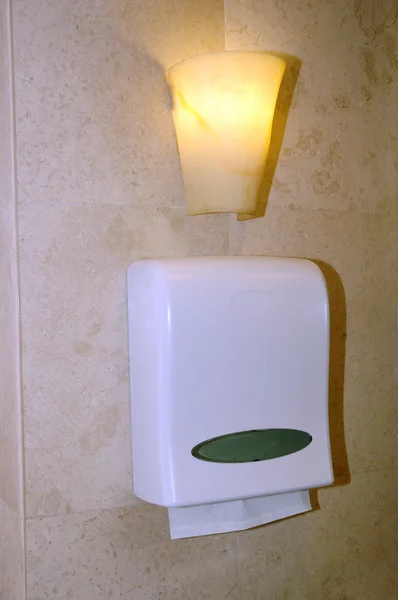 トイレで壁にティッシュ ボックス — ストック写真