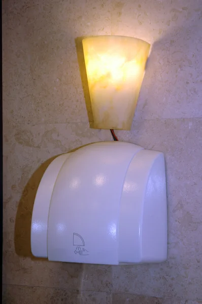 Secador de mão na parede no lavatório — Fotografia de Stock