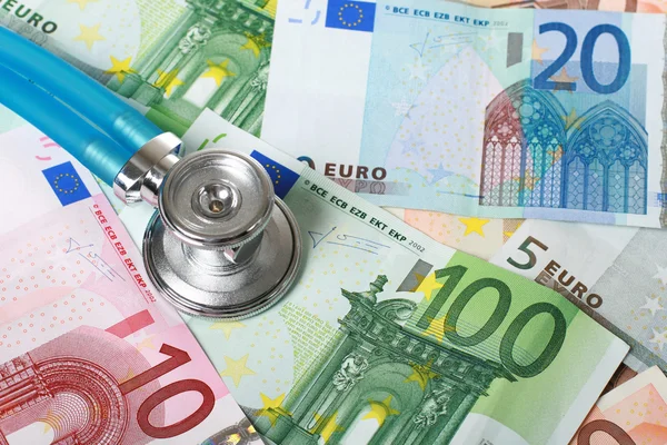 Stetoskop och euron pengar. — Stockfoto