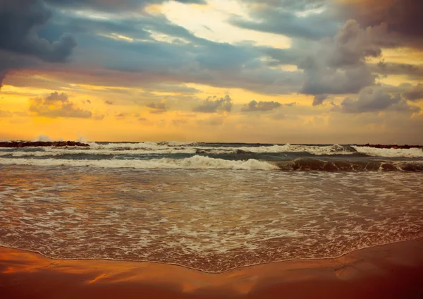 Шторм, солнечный свет и величественное отражение на песке Лицензионные Стоковые Изображения