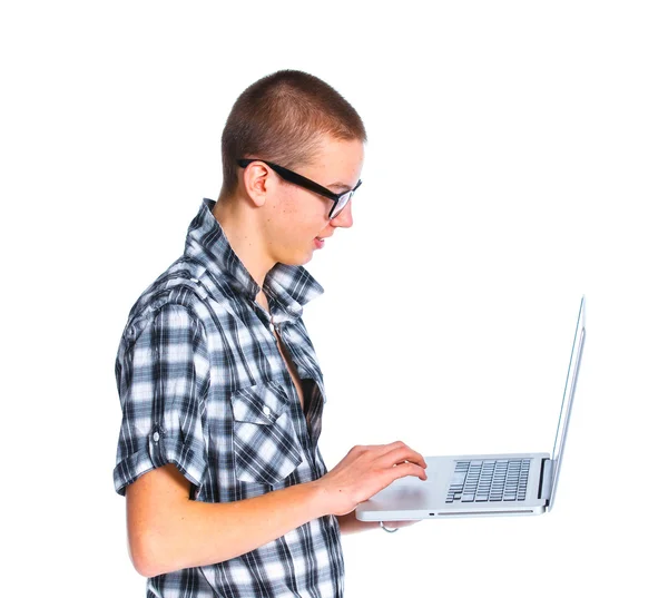 Zittende jonge man met behulp van een laptop — Stockfoto