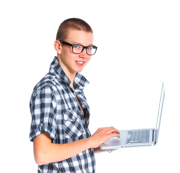 坐着的年轻人使用的便携式计算机 — 图库照片