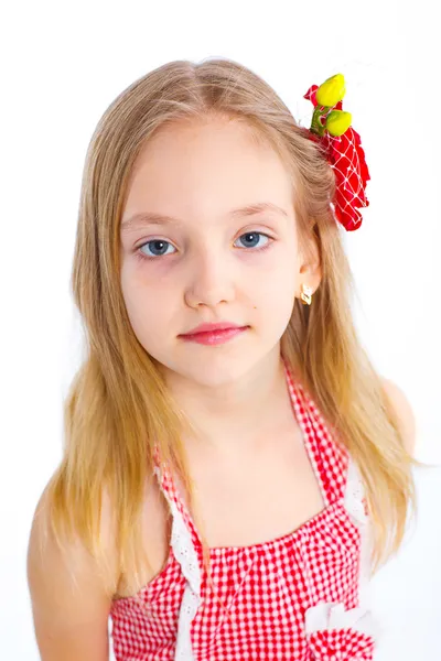 Söt liten flicka i röda kläder — Stockfoto