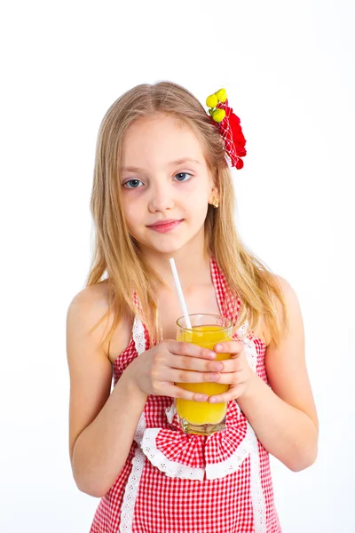 Portakal suyu içme küçük kız portresi — Stok fotoğraf