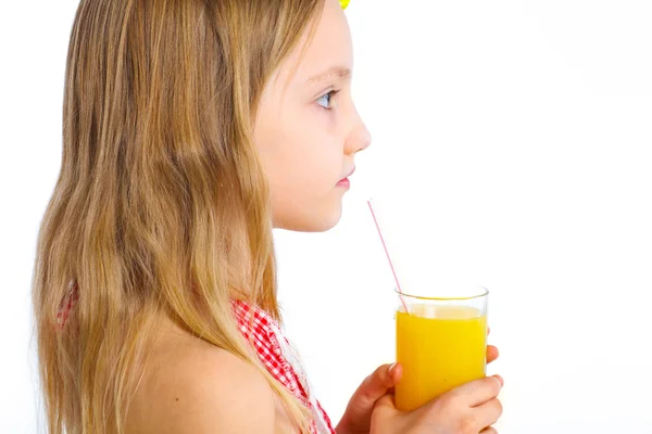 小女孩喝橙汁的肖像 — 图库照片