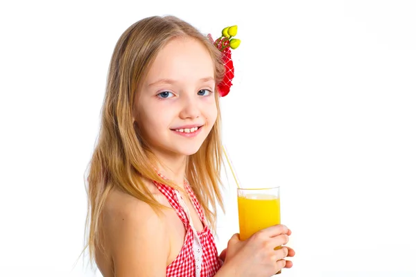 오렌지 주스를 마시는 작은 소녀의 초상화 — 스톡 사진