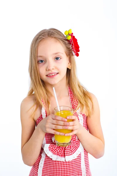 Narancslevet ivott kislány portréja — Stock Fotó