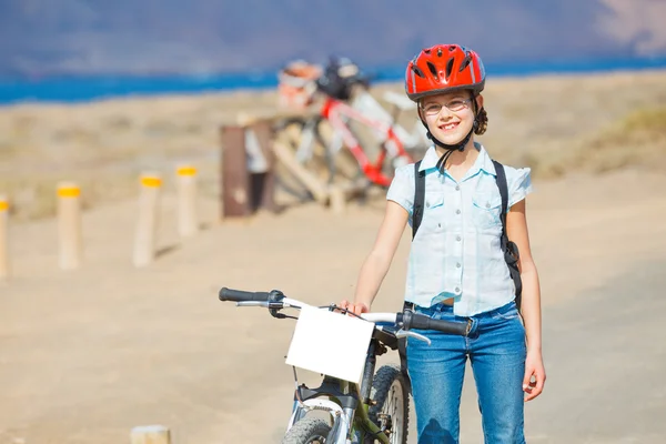 Menina em bicicletas — Fotografia de Stock