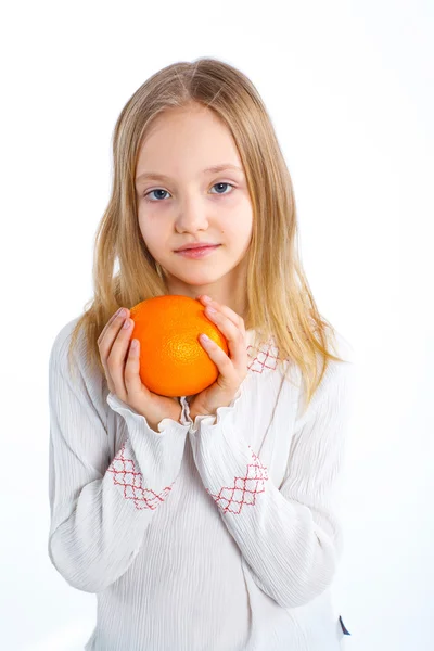 Ritratto di ragazza carina con arancione — Foto Stock